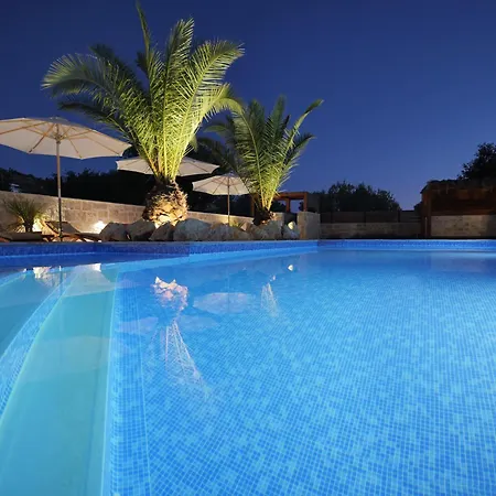 Lojena - Luxury Getaway With Jacuzzi 007