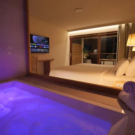 Lojena - Luxury Getaway With Jacuzzi 007