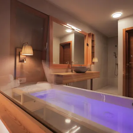 Lojena - Luxury Getaway With Jacuzzi 007