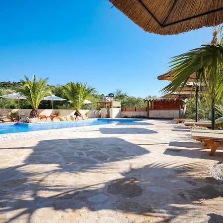 Lojena - Luxury Getaway With Jacuzzi 007