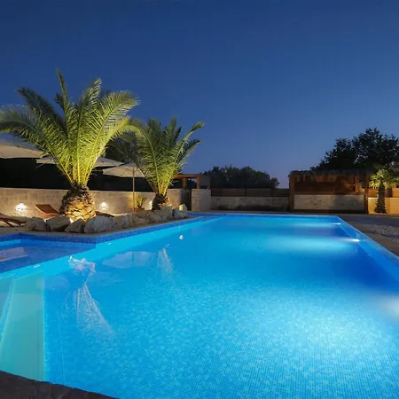 Lojena - Luxury Getaway With Jacuzzi 007