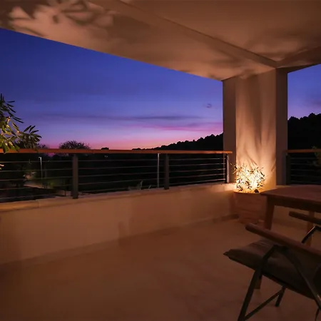 Lojena - Luxury Getaway With Jacuzzi 007 * Murter